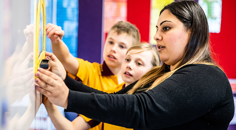 Chris the King North Rocks teacher assisting students with their maths
